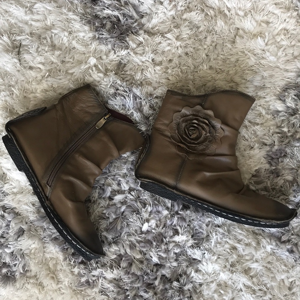 L'ARTISTE BY SPRING STEP SILVESTRA BOOTIE